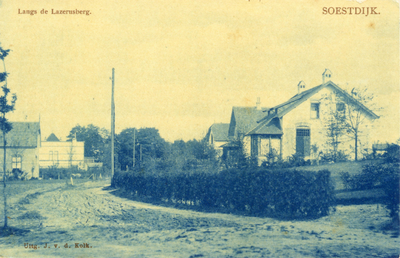 14256 Gezicht op een zandweg met enkele huizen in de omgeving van de Lazarusberg te Soestdijk (gemeente Soest).